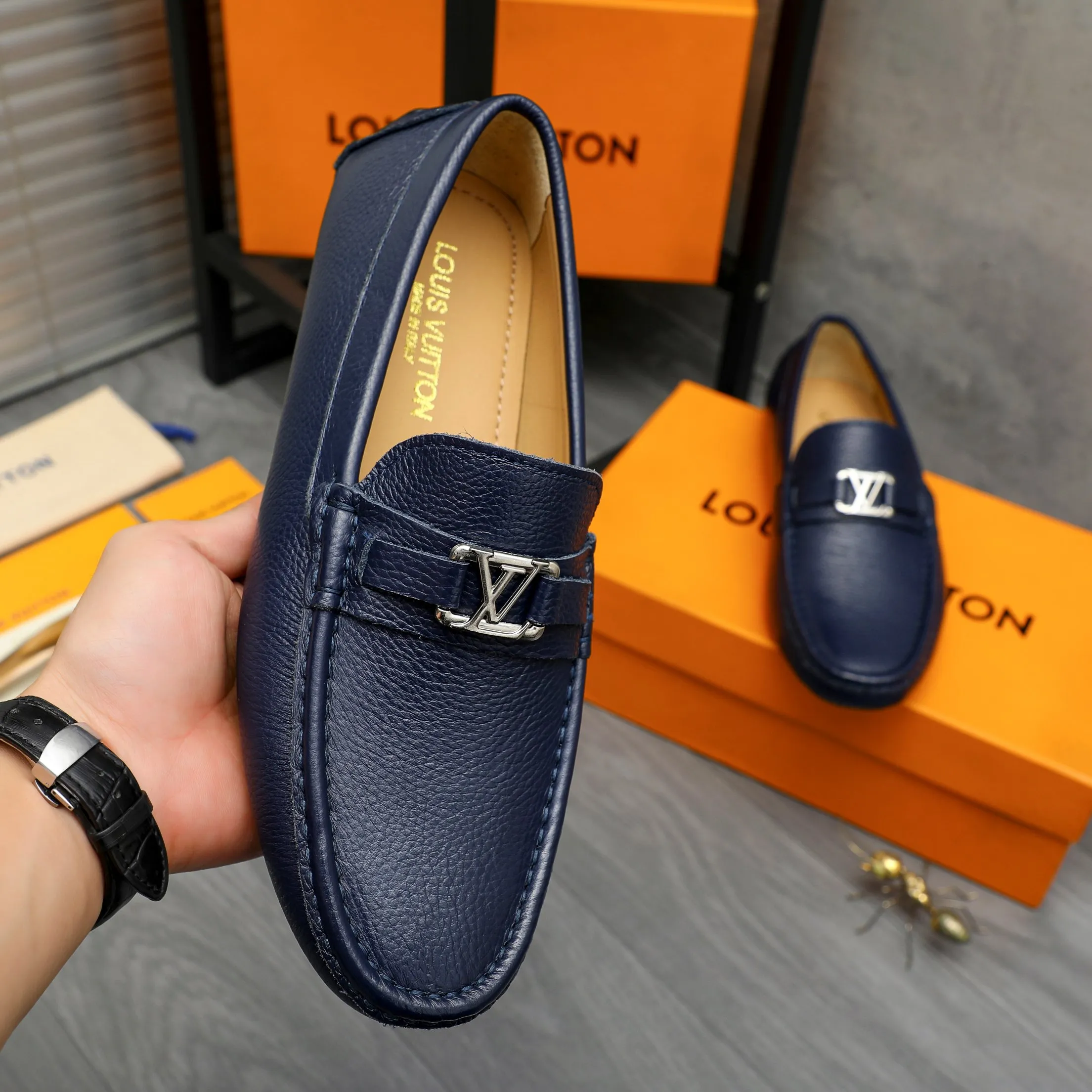 Men's shoes 💰p420 Product trademark: LV (Louis Vuitton) casual slip-on men's shoes Regular size: 38-44 Product materials: Selected pebbled cowhide upper, sheepskin lining, original rubber outsole